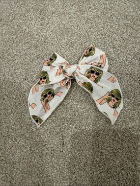 Taylor Swift inspired bow